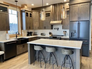 Fridge, microwave, oven, stovetop - New! Upscale Condo with rooftop patio, grill, mountain views (Whitefish)