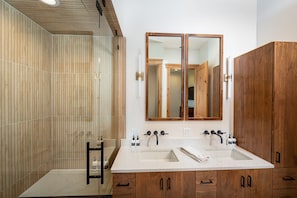 Douche, sèche-cheveux, serviettes fournies