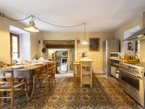 ثلاجة، ميكروويف، فرن، غسالة أطباق