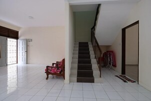 Comfort House, City View | Living area
