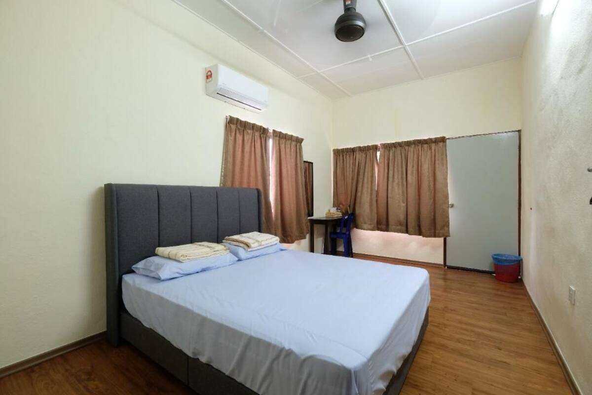 Comfort House, City View | Desk