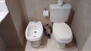 Haartrockner, Handtücher, Seife, Toilettenpapier