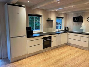 Fridge, oven, stovetop, dishwasher - Cozy and child-friendly holiday home in Arrild (Toftlund)