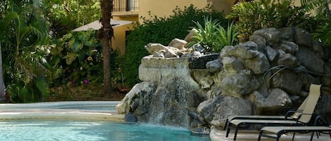 Una piscina cubierta, una piscina climatizada