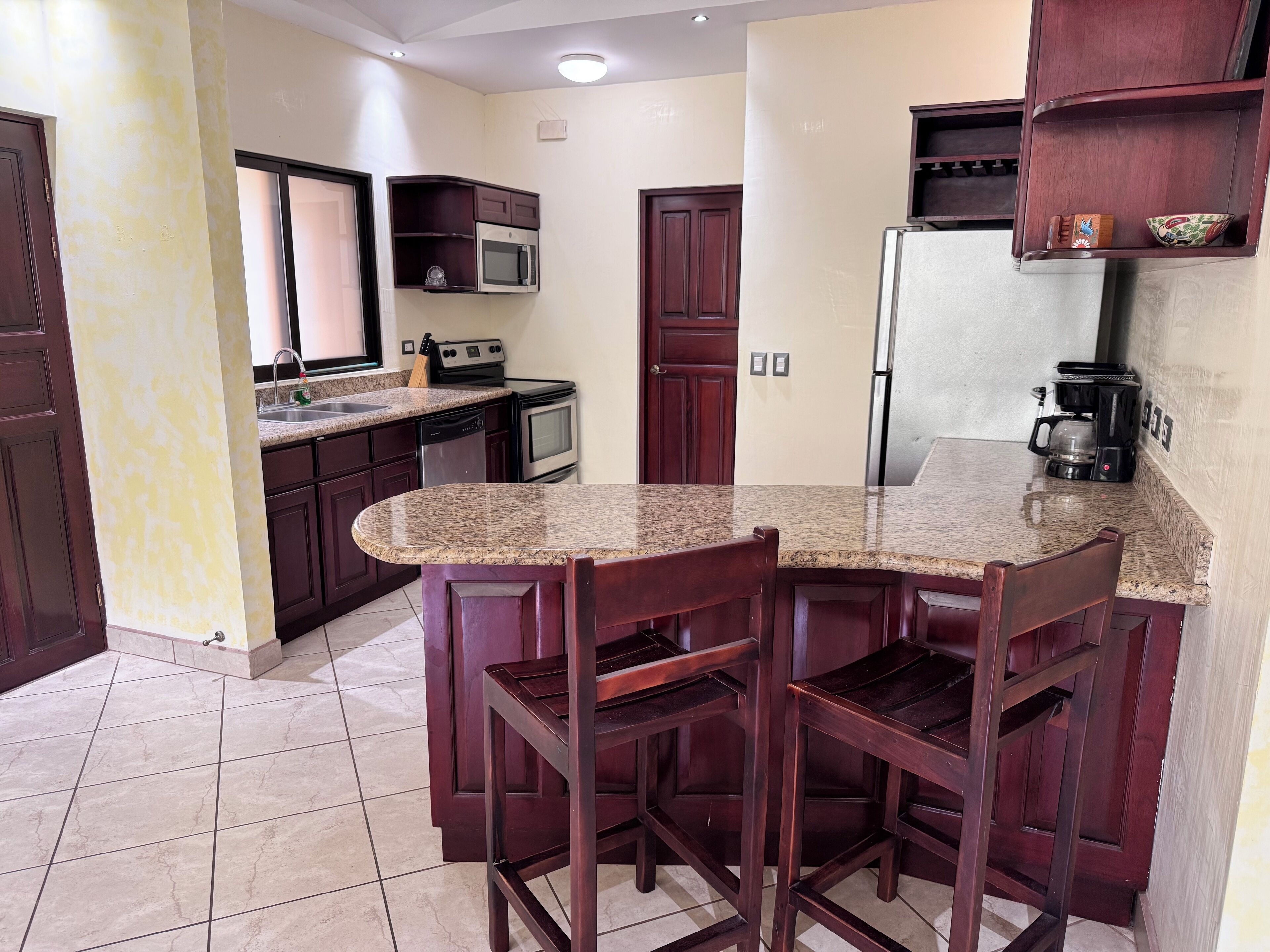 Kjøleskap, mikrobølgeovn, ovn og kokeplater