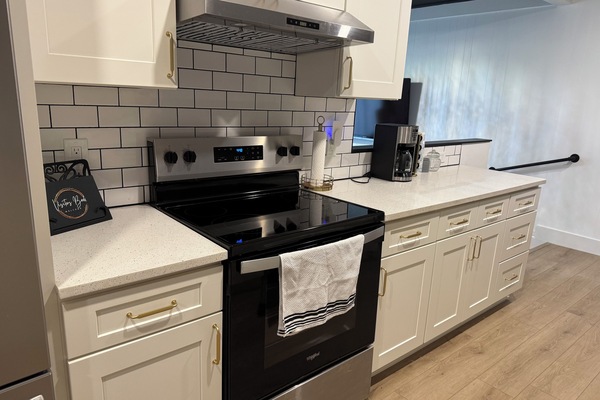 Geladeira, micro-ondas, fogão, cooktop