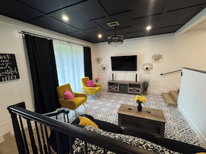 Smart TV, chimenea, futbolito