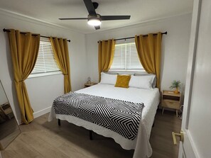 2 slaapkamers, een bureau, een strijkplank/strijkijzer, gratis wifi