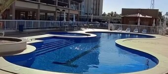 Apartment right on the sand with sea view!