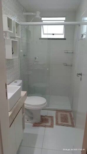 Toallas, jabón, papel de baño 