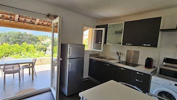 Fridge, microwave, stovetop, dishwasher