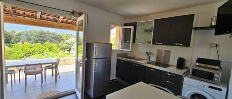 ثلاجة، ميكروويف، موقد طهي مسطح، غسالة أطباق