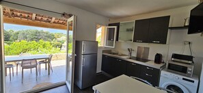 Fridge, microwave, stovetop, dishwasher