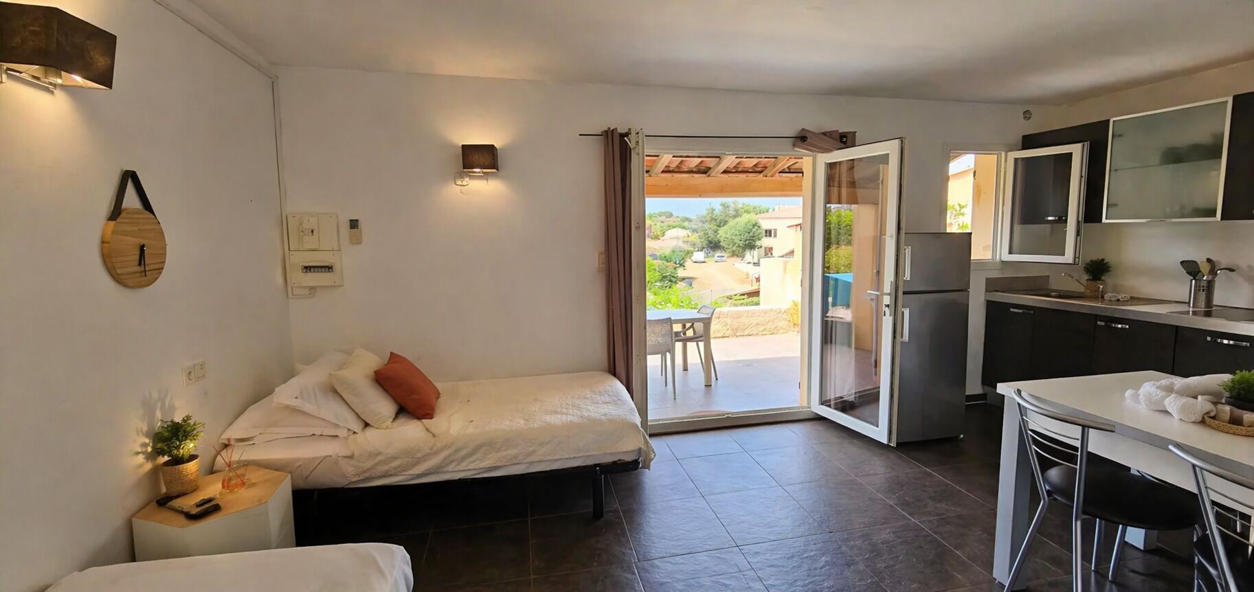 1 室のベッドルーム、防音設備、WiFi (無料)、ベッドシーツ