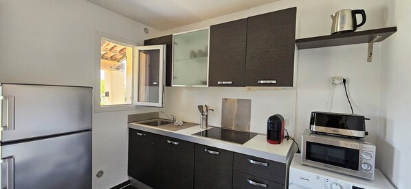 Een koelkast, een microgolfoven, een kookplaat, een vaatwasser