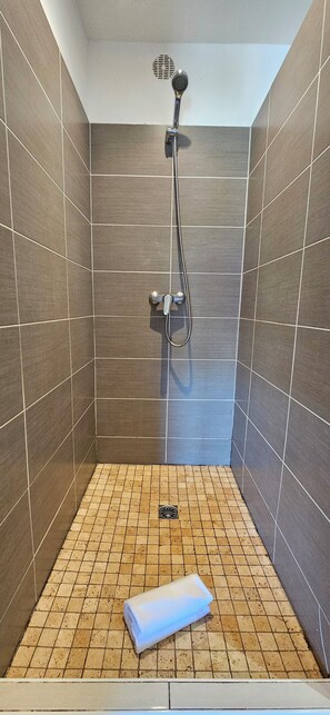 淋浴设施、吹风机、毛巾