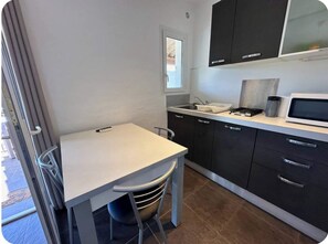 Réfrigérateur, micro-ondes, plaque de cuisson, lave-vaisselle