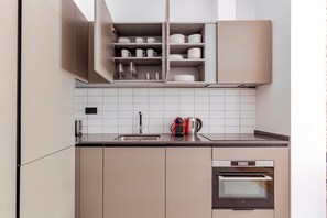 Fridge, microwave, oven, stovetop - Blueground | El Raval, terrace, nr Plaça Catalunya (Barcelona)