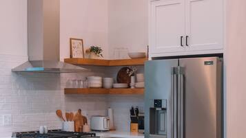 Frigorifero, microonde, forno, piano cottura