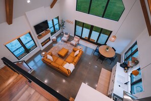 TV connectée, cheminée, jeux vidéo, livres