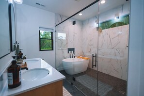 Shower, hair dryer, towels - Stillwater Retreat | Pickleball Court + Private Pond w/ Kayaking (Big Prairie)