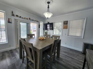 Dining - Lower Chelsea Lookout- Close to Beach and Casinos! (Atlantic City)