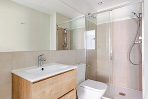 Een haardroger, handdoeken