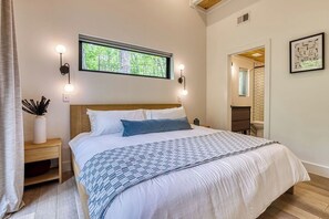 2 bedrooms, free WiFi, bed sheets - Treehouse near Cades Cove W/ Hot Tub, Games & large Hammock Deck (Townsend)