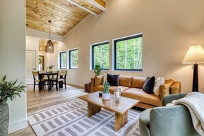 Smart TV - Treehouse near Cades Cove W/ Hot Tub, Games & large Hammock Deck (Townsend)