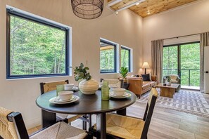 Dining - Treehouse near Cades Cove W/ Hot Tub, Games & large Hammock Deck (Townsend)