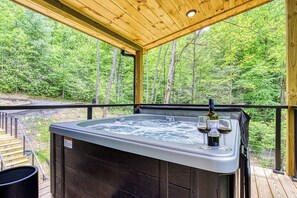 Outdoor spa tub - Treehouse near Cades Cove W/ Hot Tub, Games & large Hammock Deck (Townsend)
