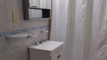 Douche, bidet, serviettes fournies, papier toilette