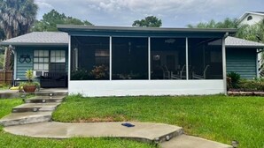 Une maison de plain-pied dotée d’un patio couvert.