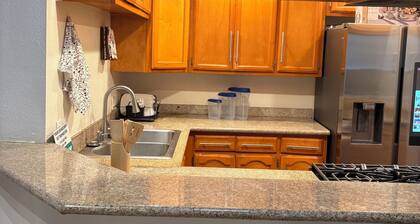 Charming 2-bedroom condo in Inglewood with AC, WiFi