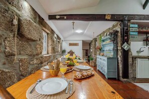 Dining - Abrigo dos Maias - A Soulful Retreat by HostWise (Mesquinhata)