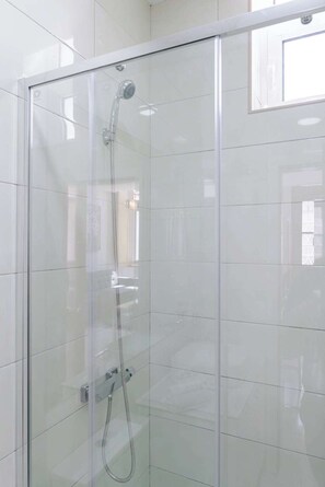 Shower, hair dryer, towels, shampoo - Bright & Modern House w/ Terrace by Host Wise (Porto)