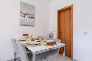 Dining - Bright & Modern House w/ Terrace by Host Wise (Porto)