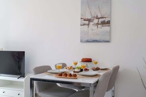 Dining - Bright & Modern House w/ Terrace by Host Wise (Porto)