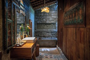 Sèche-cheveux, bidet, serviettes fournies, savon