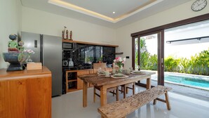 Villa, 2 soverom, bassengutsikt | Spisestue