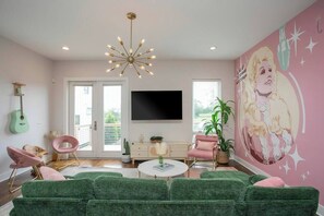 Een smart-tv en een open haard