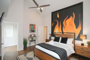 3 bedrooms, desk, iron/ironing board, free WiFi - Johnny House - Skyline Views ~ 10 min to Bway! (Nashville)