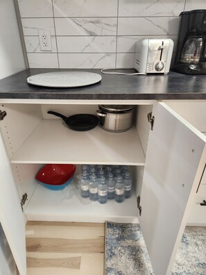 Microwave, stovetop - Exquisite 1-bedroom basement in the quiet neighbourhood of Bonavista, Winnipeg (Winnipeg)