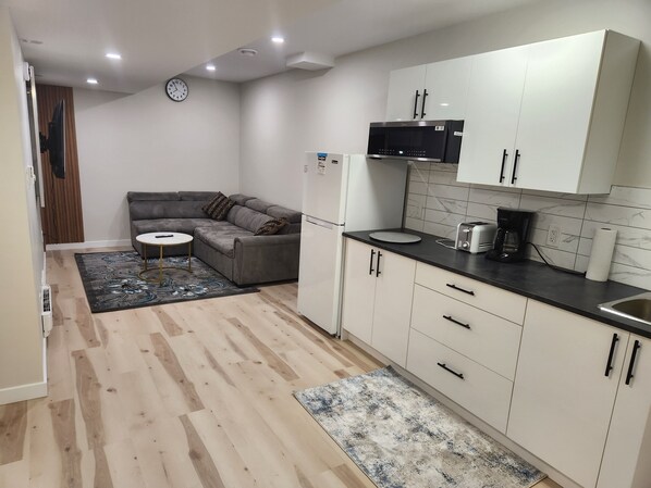 Smart TV - Exquisite 1-bedroom basement in the quiet neighbourhood of Bonavista, Winnipeg (Winnipeg)