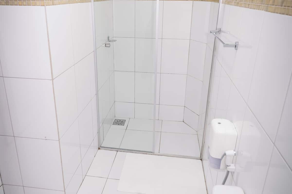 Regadera, amenidades de baño gratuitas, secadora de cabello, toallas