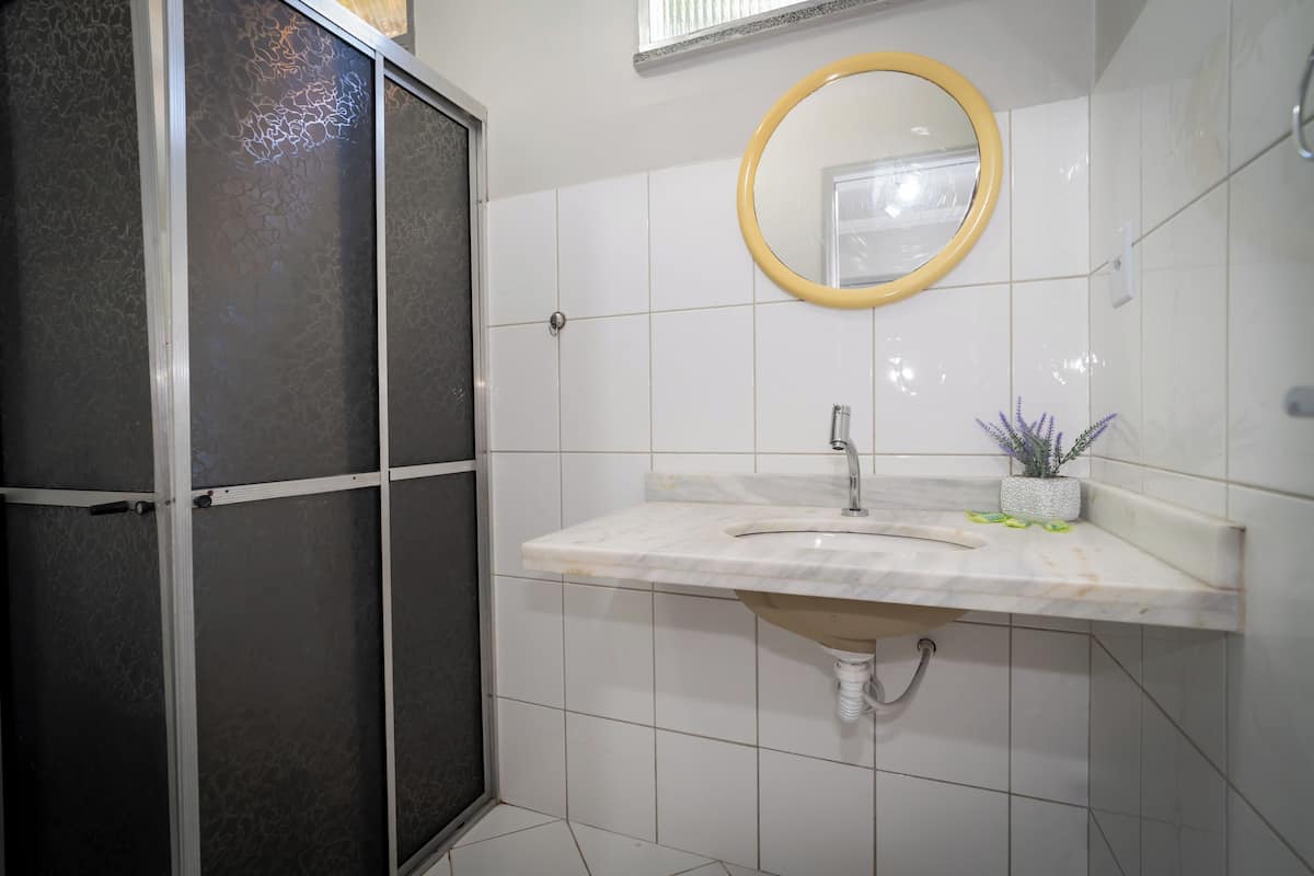 Habitación cuádruple estándar | Baño | Regadera, amenidades de baño gratuitas, secadora de cabello, toallas
