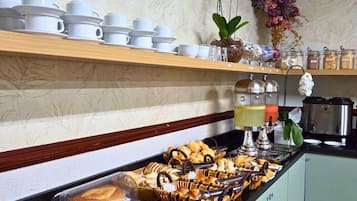 Café da manhã com buffet grátis todos os dias