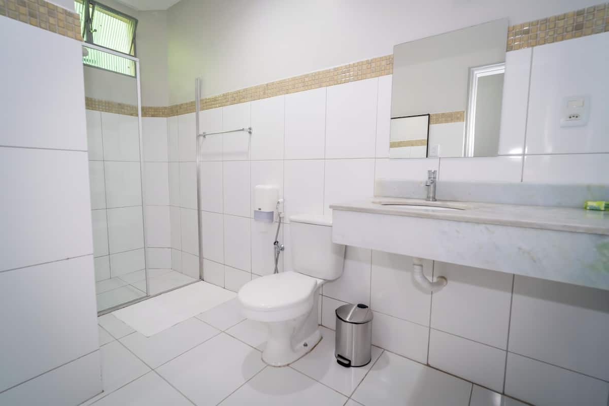 Regadera, amenidades de baño gratuitas, secadora de cabello, toallas