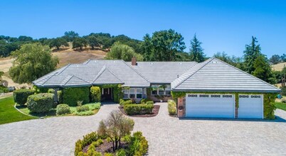 Spacious Home on 6 Acres Surrounded by Vineyards, Spa, in Templeton
