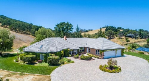 Spacious Home on 6 Acres Surrounded by Vineyards, Spa, in Templeton
